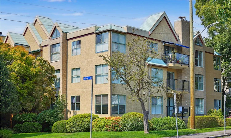 303-1190 View Street