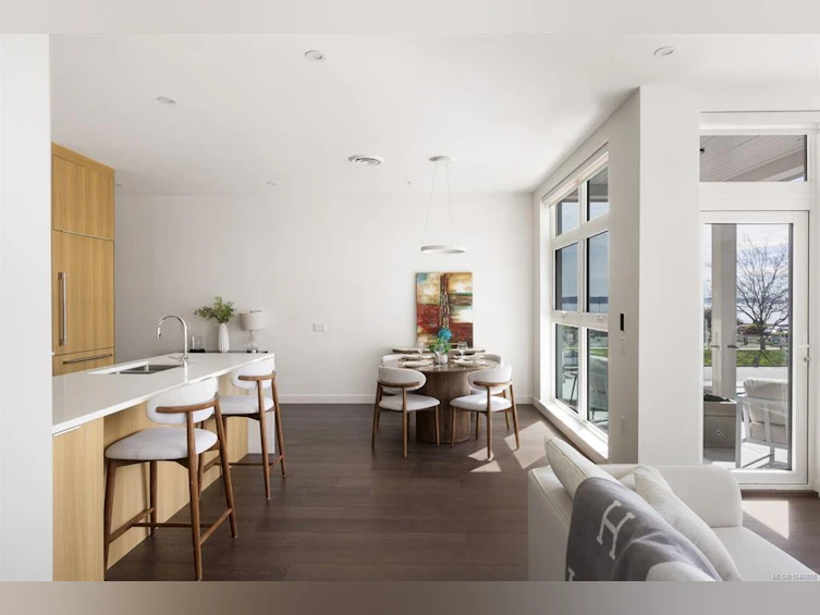 206-9570 Fifth Street, Sidney, BC, V8L 2W5