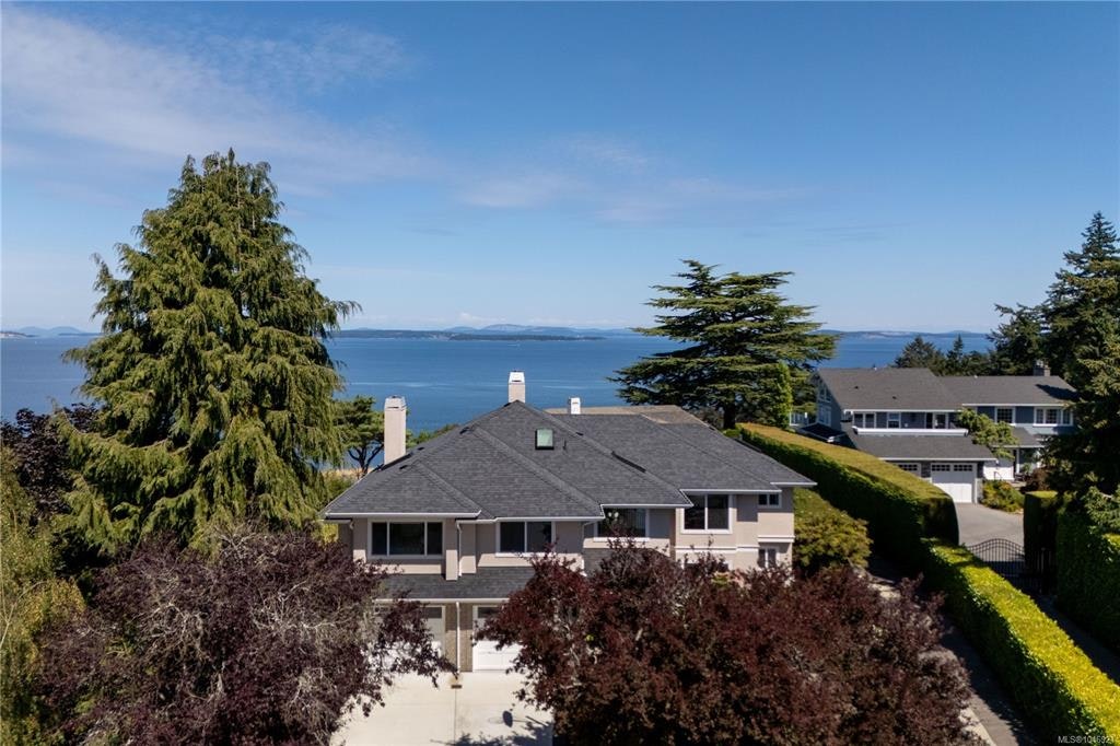 4596 Bonnieview Place, Saanich, BC, V8N 3V6