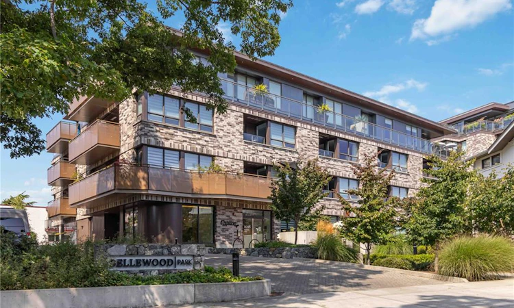 303-1018 Pentrelew Place