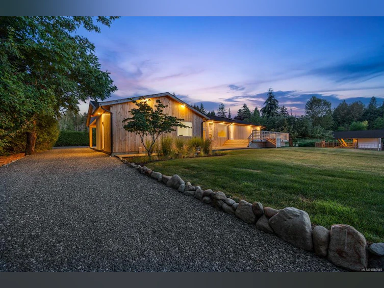 2925 Baird Road, Cumberland, BC, V9N 9N6