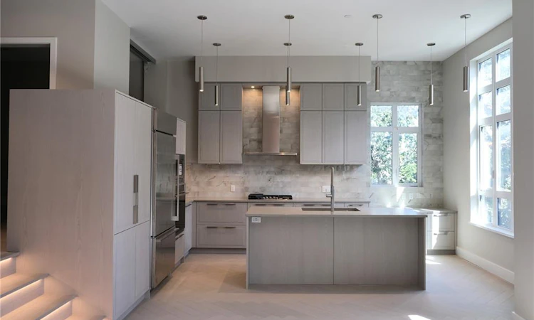 303-425 Lampson Street