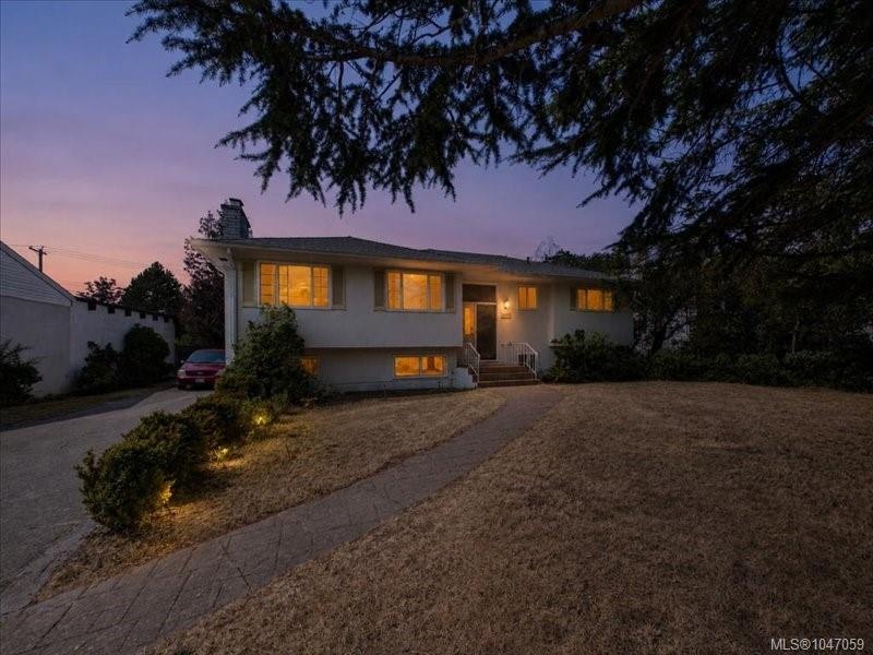 3512 Henderson Road, Oak Bay, BC, V8P 5B1