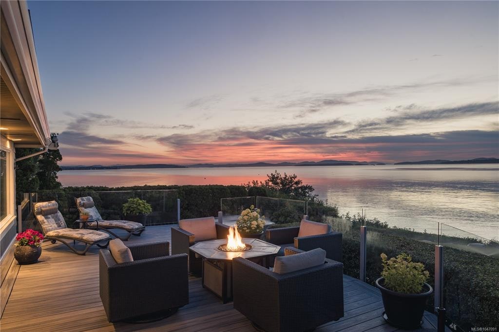 8585 Lochside Drive, North Saanich, BC, V8L 1M5