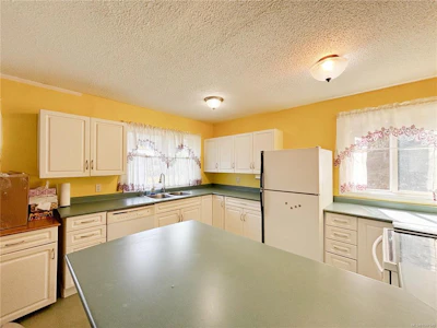 390 Alder Crescent - 3