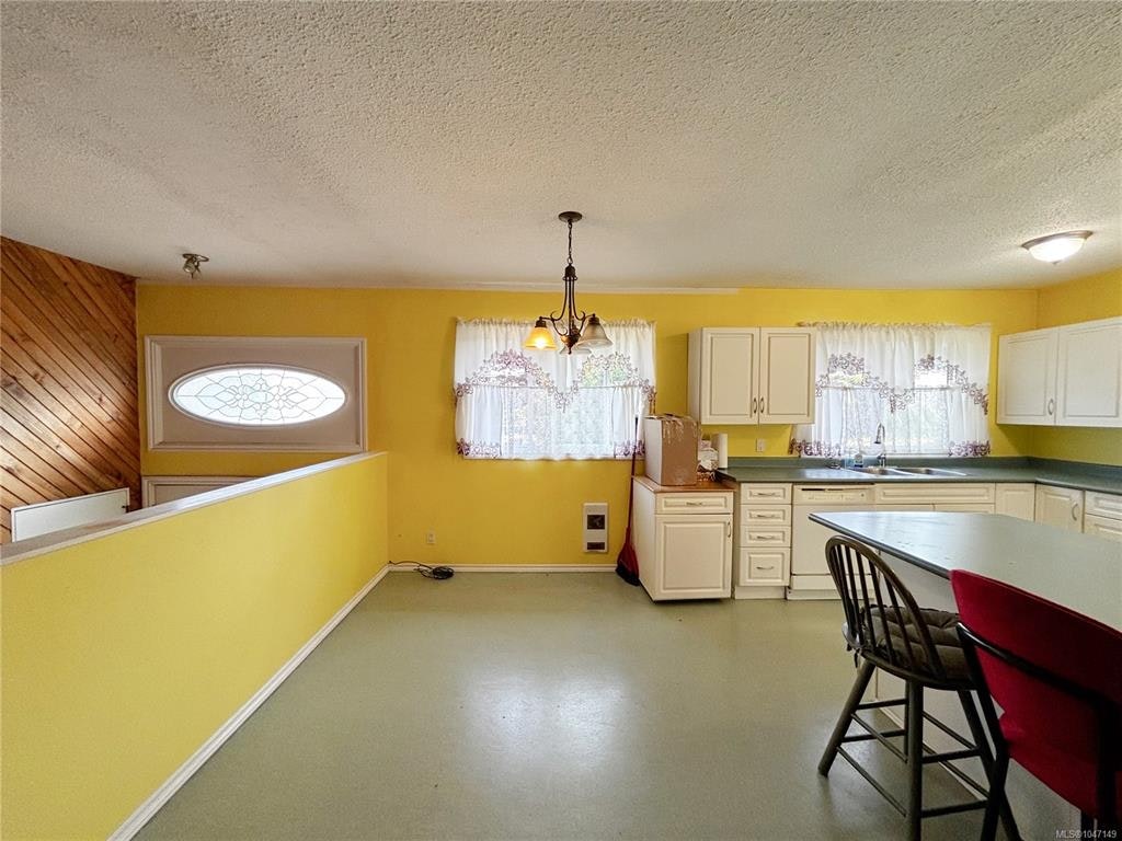 390 Alder Crescent - 4
