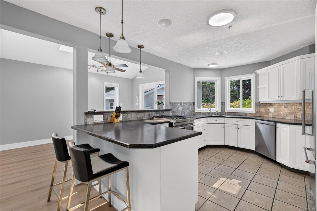 16 Edwards Estates Road, View Royal, BC, V9B 5X2 - 8