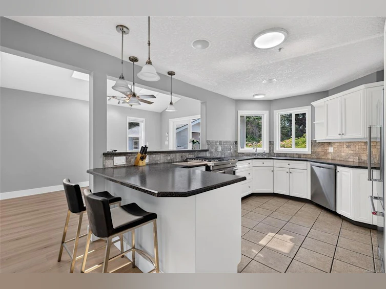 16 Edwards Estates Road, View Royal, BC, V9B 5X2 - 8