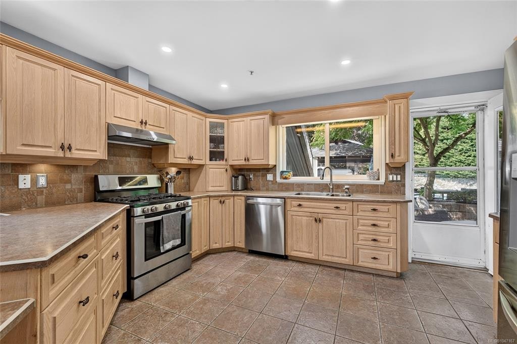 16 Edwards Estates Road, View Royal, BC, V9B 5X2 - 30