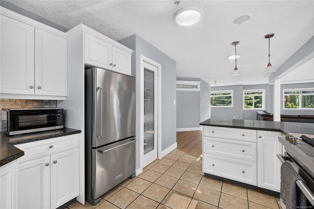 16 Edwards Estates Road, View Royal, BC, V9B 5X2 - 9