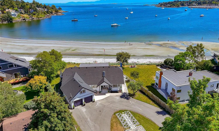 3905B Cadboro Bay Road
