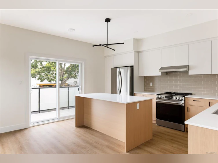 1-913 Dale Street, Saanich, BC, V8X 2V9