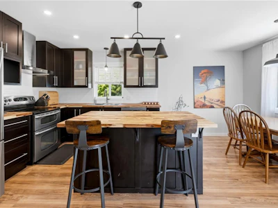 1704 Holly Crescent - 3