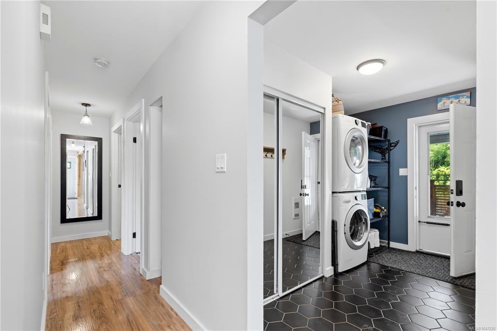 1704 Holly Crescent - 5