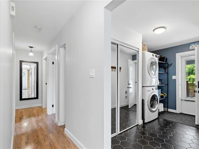 1704 Holly Crescent - 5