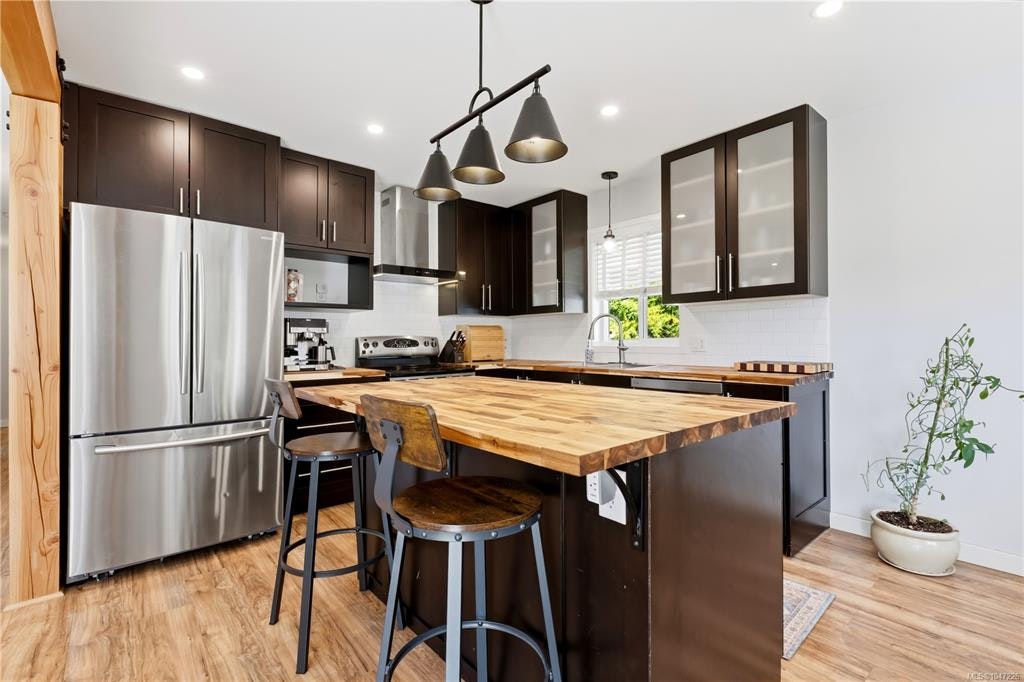 1704 Holly Crescent - 2
