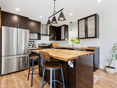 1704 Holly Crescent - 2