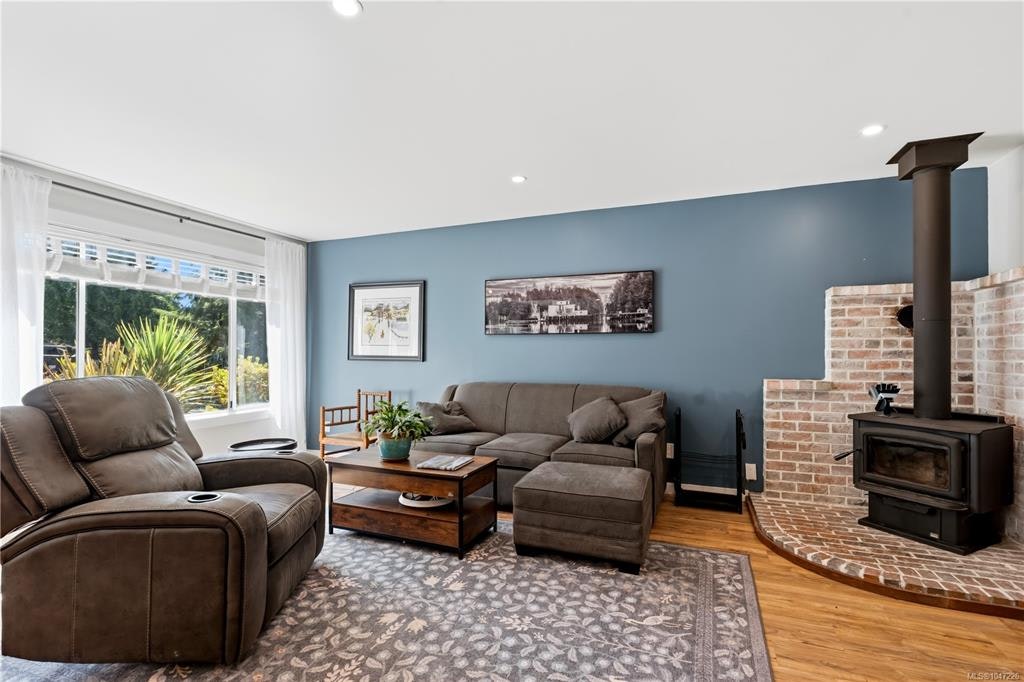 1704 Holly Crescent - 4