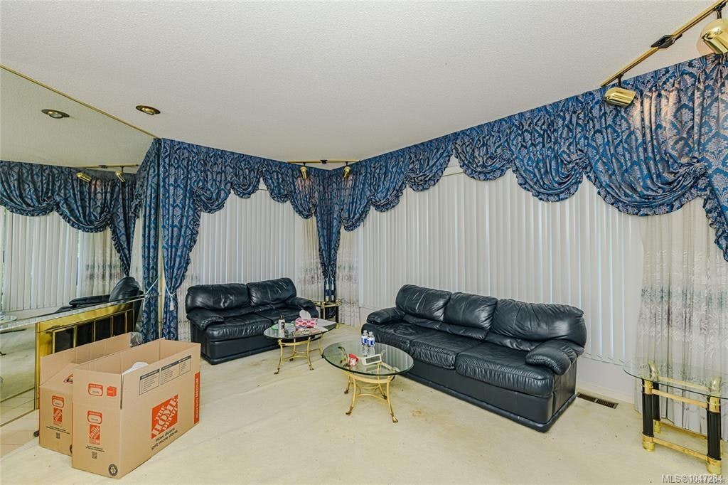 3967 Juan De Fuca Terrace, Saanich, BC, V8N 5W9 - 11