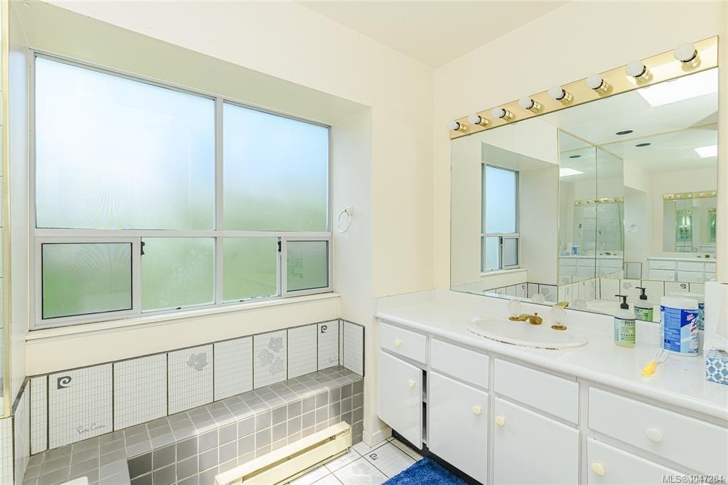 3967 Juan De Fuca Terrace, Saanich, BC, V8N 5W9 - 25