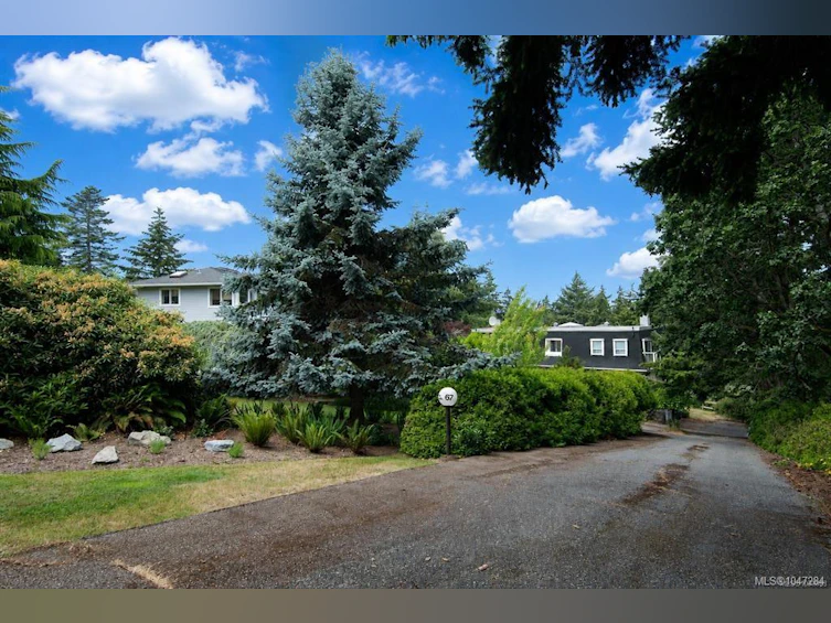 3967 Juan De Fuca Terrace, Saanich, BC, V8N 5W9 - 3