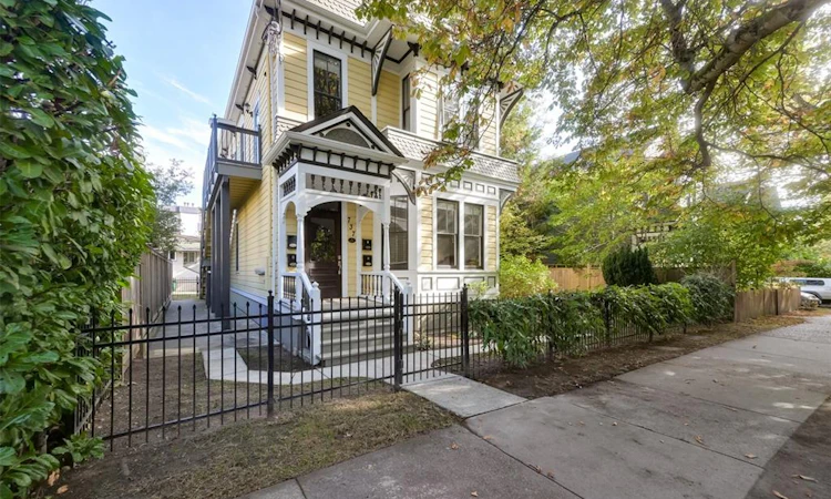 737 Vancouver Street