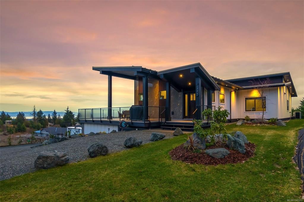 1704 Warn Way, Qualicum Beach, BC, V9K 2S3