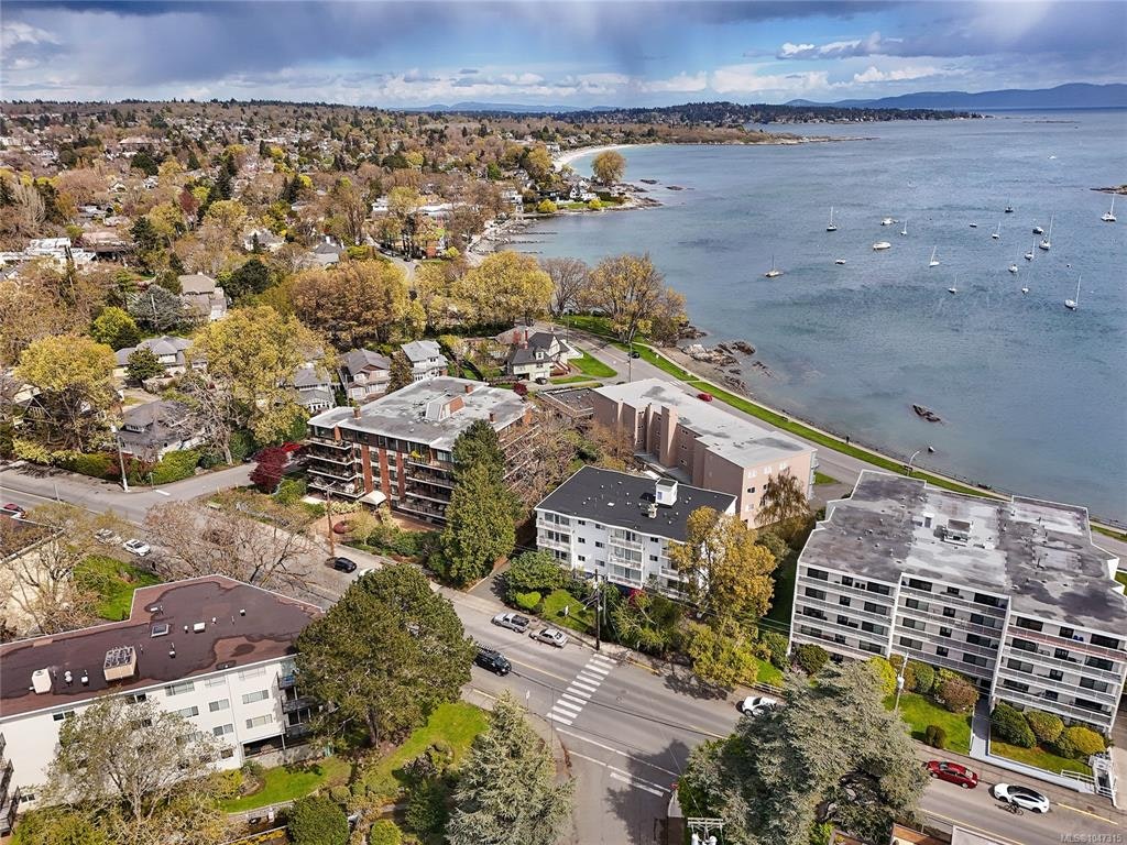102-1400 Newport Avenue, Oak Bay, BC, V8S 5E9