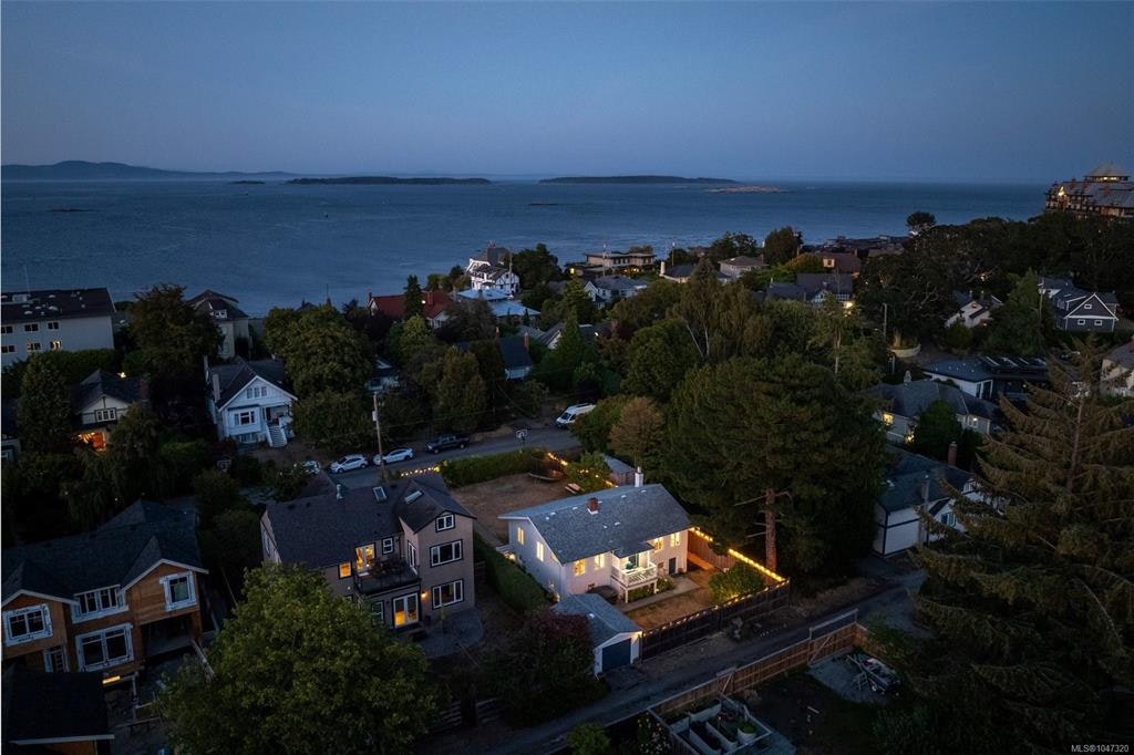1050 Deal Street, Oak Bay, BC, V8S 5G5