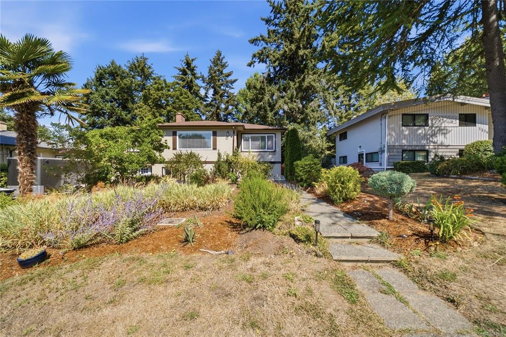 1232 Pearce Crescent, Saanich, BC, V8X 3S9 - 46