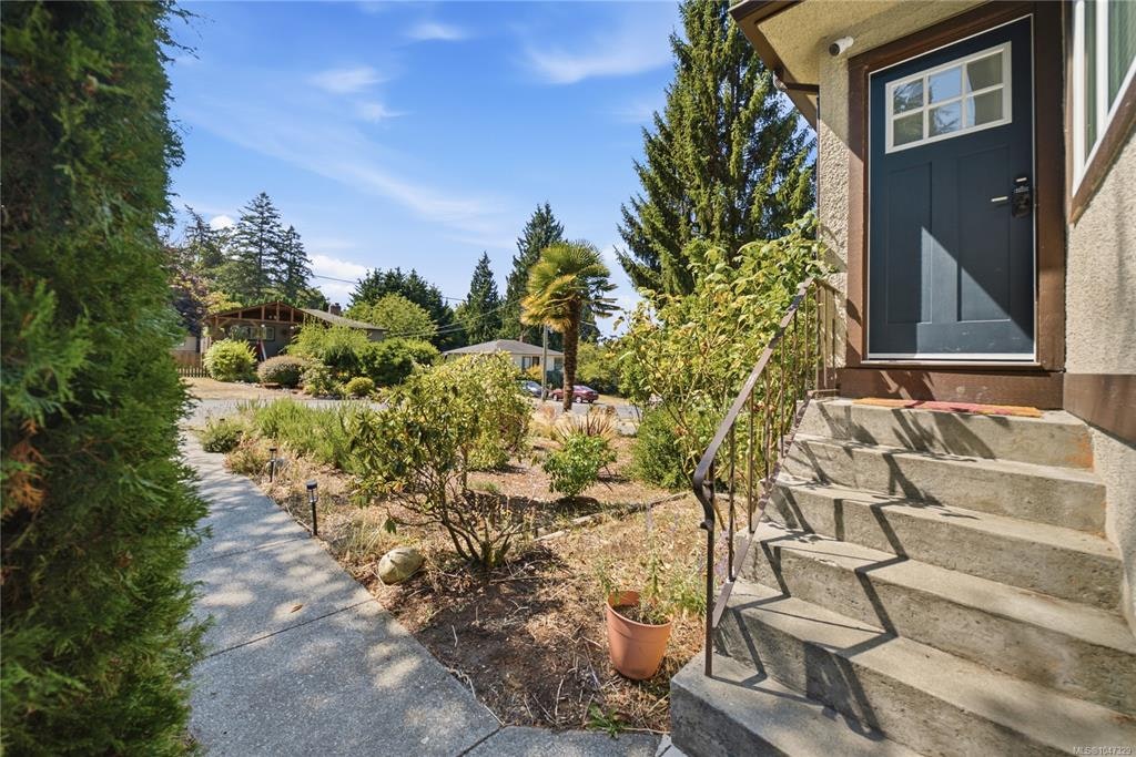 1232 Pearce Crescent, Saanich, BC, V8X 3S9 - 7