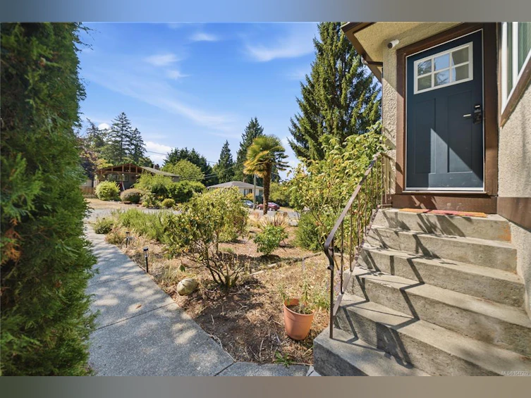 1232 Pearce Crescent, Saanich, BC, V8X 3S9 - 7