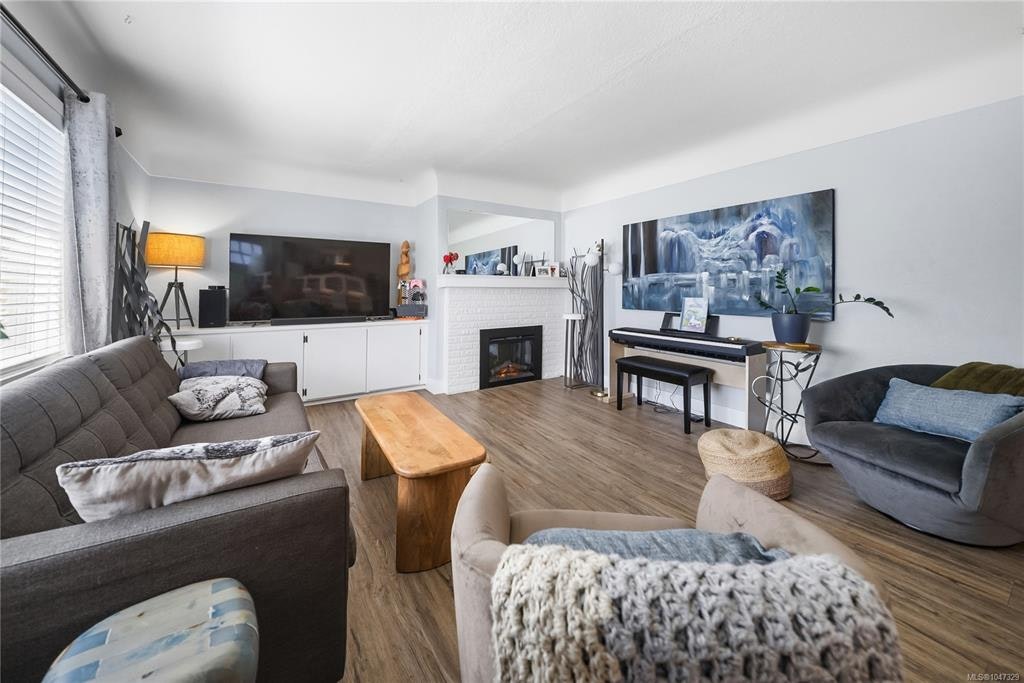 1232 Pearce Crescent, Saanich, BC, V8X 3S9 - 9