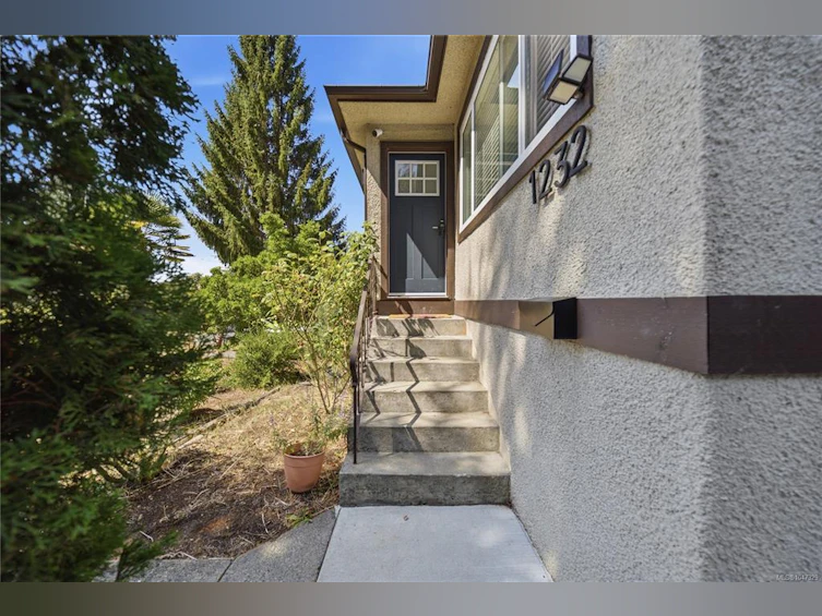 1232 Pearce Crescent, Saanich, BC, V8X 3S9 - 6
