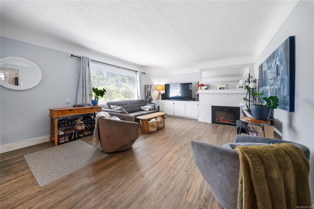 1232 Pearce Crescent, Saanich, BC, V8X 3S9 - 12