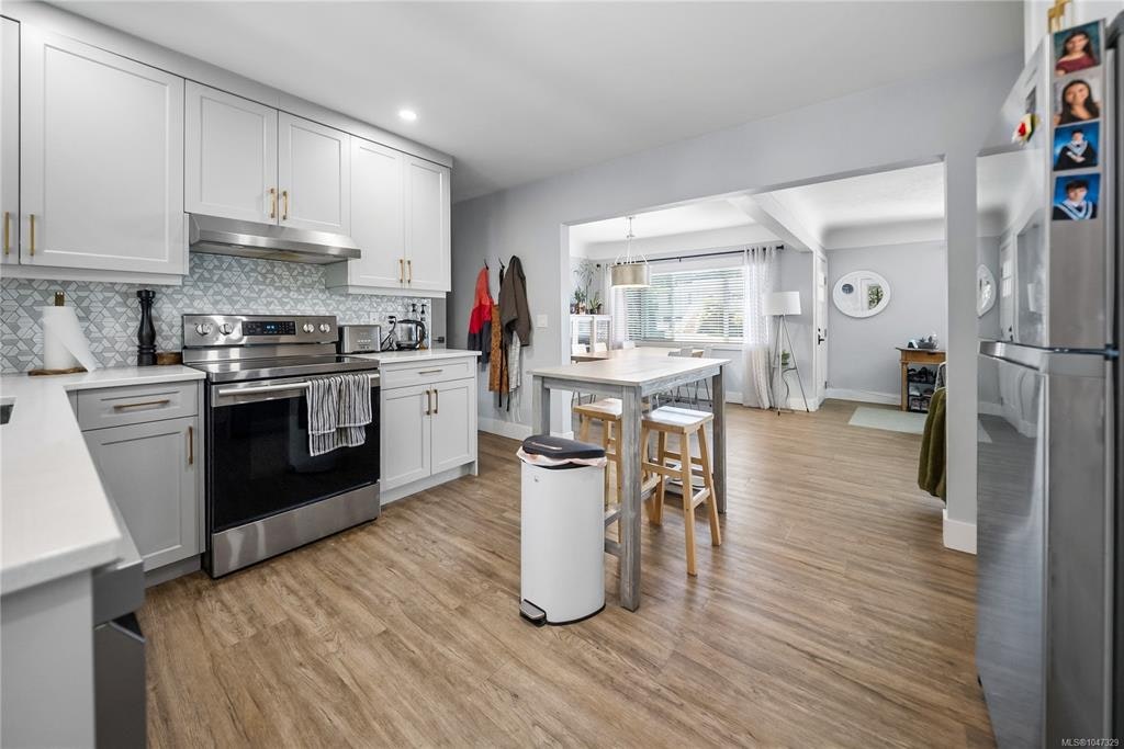 1232 Pearce Crescent, Saanich, BC, V8X 3S9 - 19