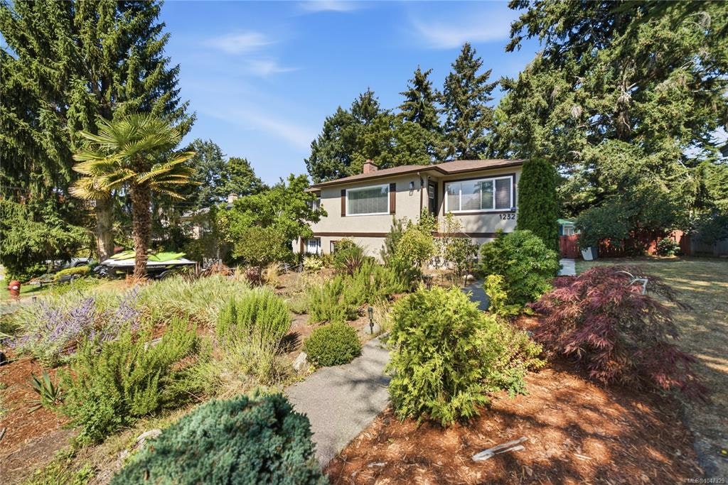 1232 Pearce Crescent, Saanich, BC, V8X 3S9