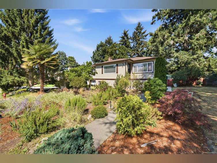 1232 Pearce Crescent, Saanich, BC, V8X 3S9