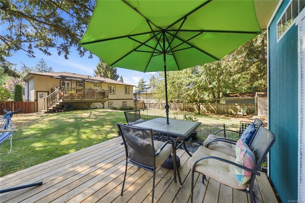 1232 Pearce Crescent, Saanich, BC, V8X 3S9 - 47