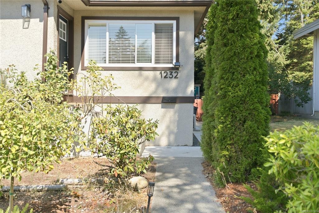 1232 Pearce Crescent, Saanich, BC, V8X 3S9 - 45