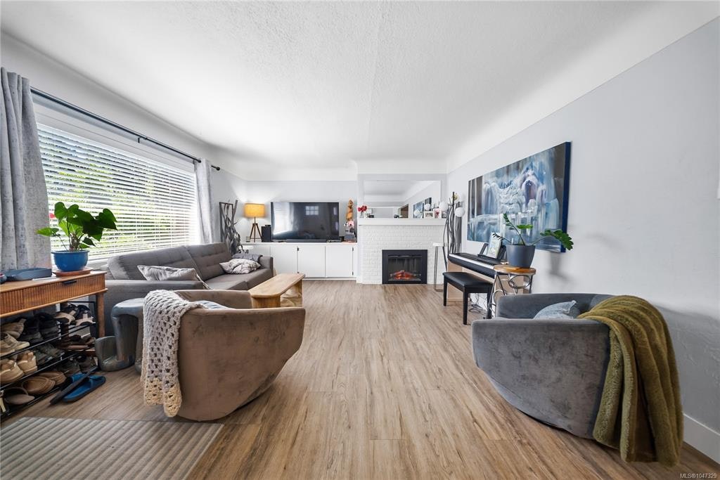 1232 Pearce Crescent, Saanich, BC, V8X 3S9 - 14