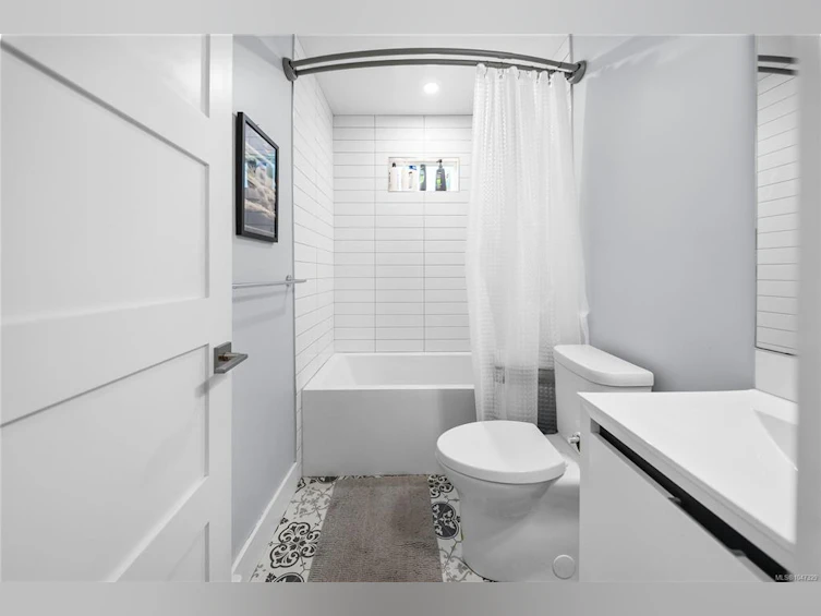 1232 Pearce Crescent, Saanich, BC, V8X 3S9 - 24