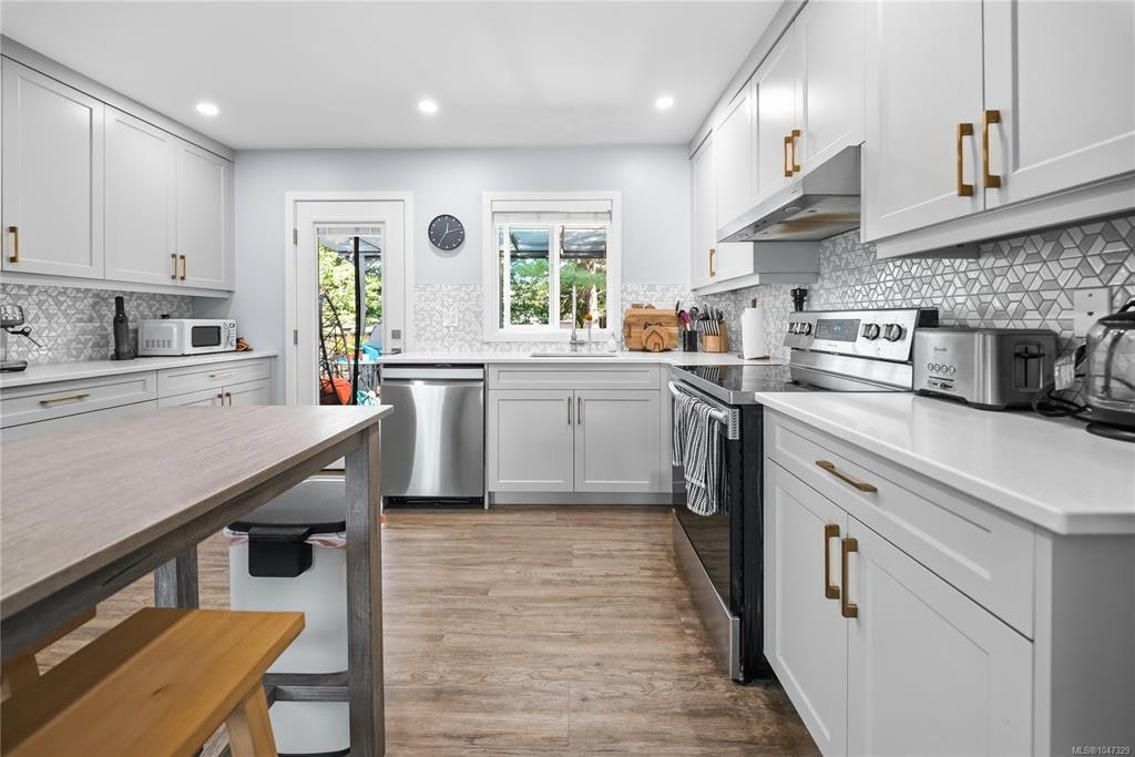 1232 Pearce Crescent, Saanich, BC, V8X 3S9 - 17