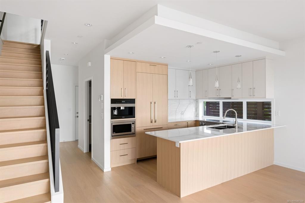 3-2525 Rothesay Avenue - 5