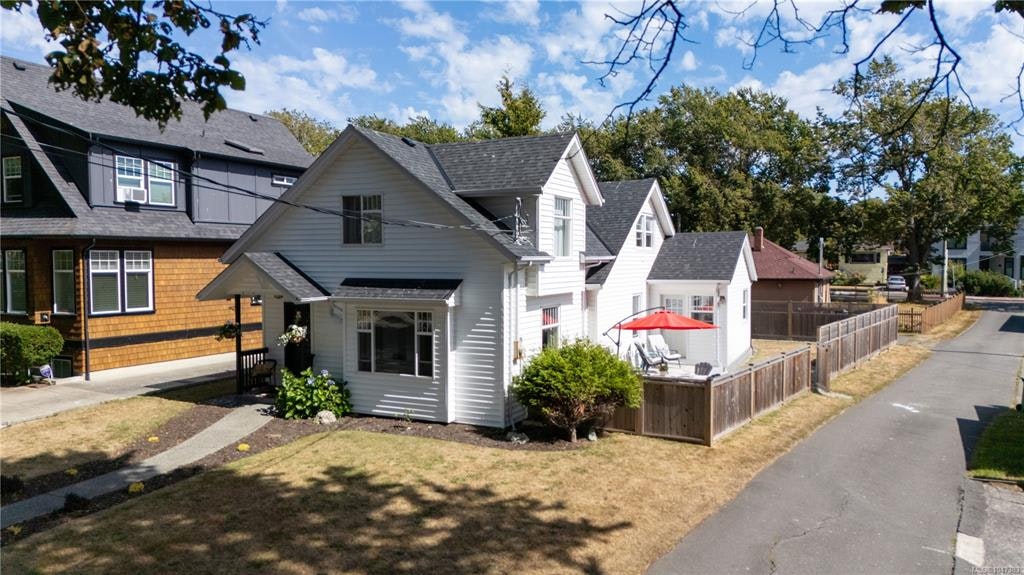 15 Pilot Street, Victoria, BC, V8V 2A5