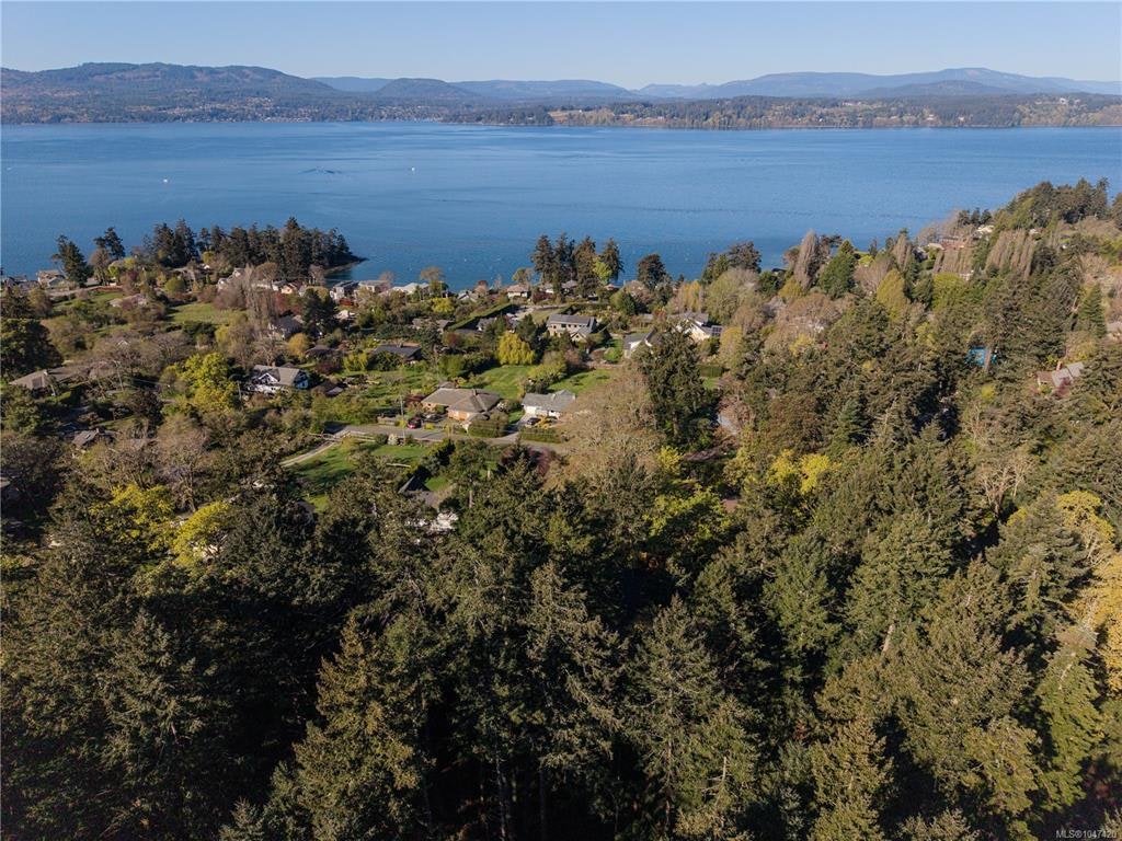 537 Cromar Road, North Saanich, BC, V8L 5M5