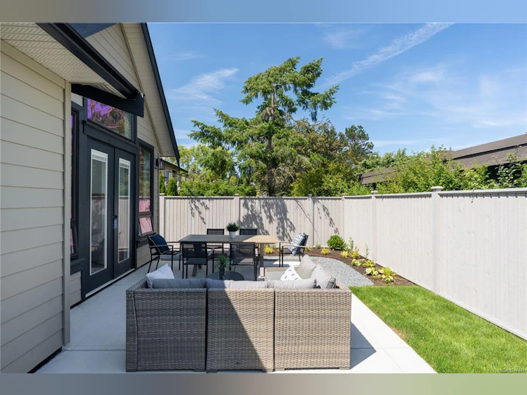 10013 Chicory Place, Sidney, BC, V8L 3N6 - 28