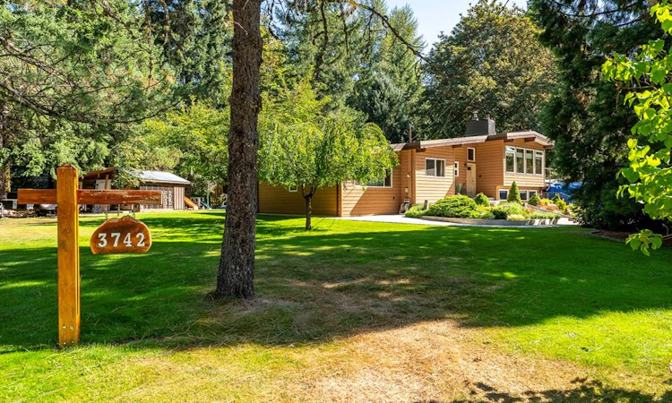 3742 James Crescent
