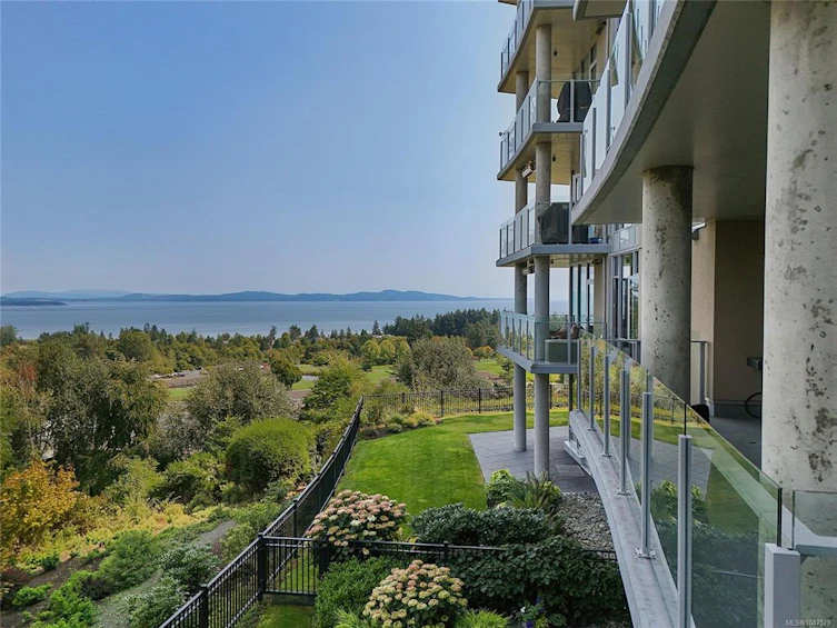 202-5388 Hill Rise Terrace, Saanich, BC, V8Y 3K2 - 2