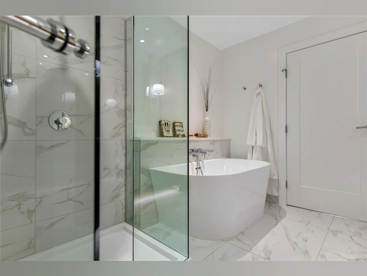 202-5388 Hill Rise Terrace, Saanich, BC, V8Y 3K2 - 32
